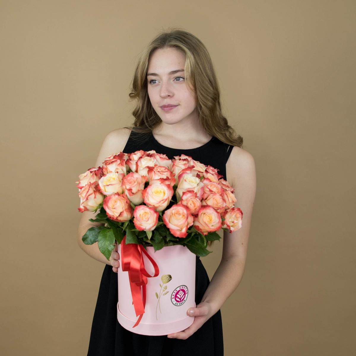 Розы красно-белые в шляпной коробке №: 4550vlad